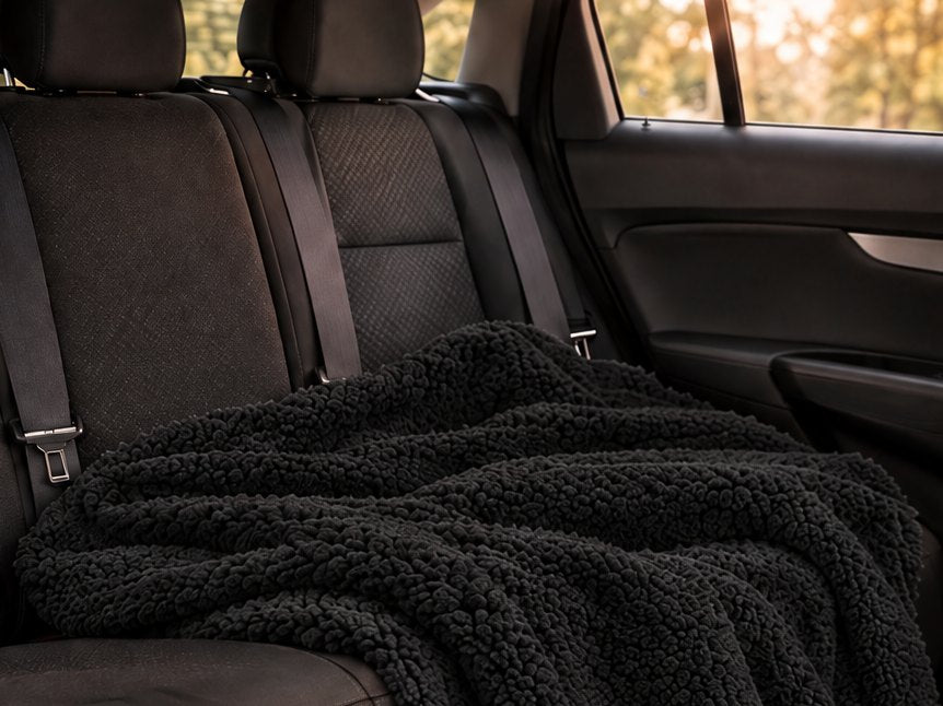 Love Blanket op de achterbank van een auto